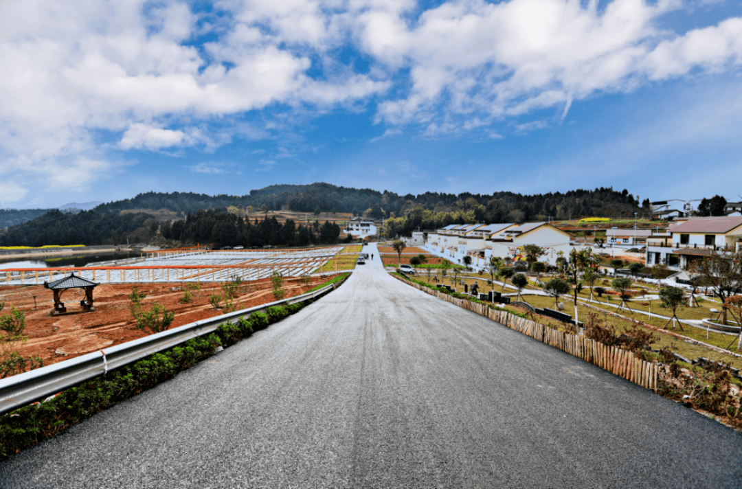 中江县通济镇苕坡村居民聚集点环线道路(张世明 摄)