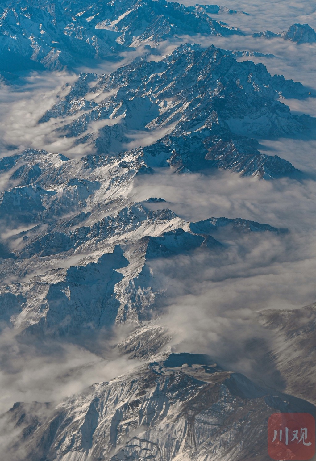 组图万米高空瞰雪山山势雄壮巍然立