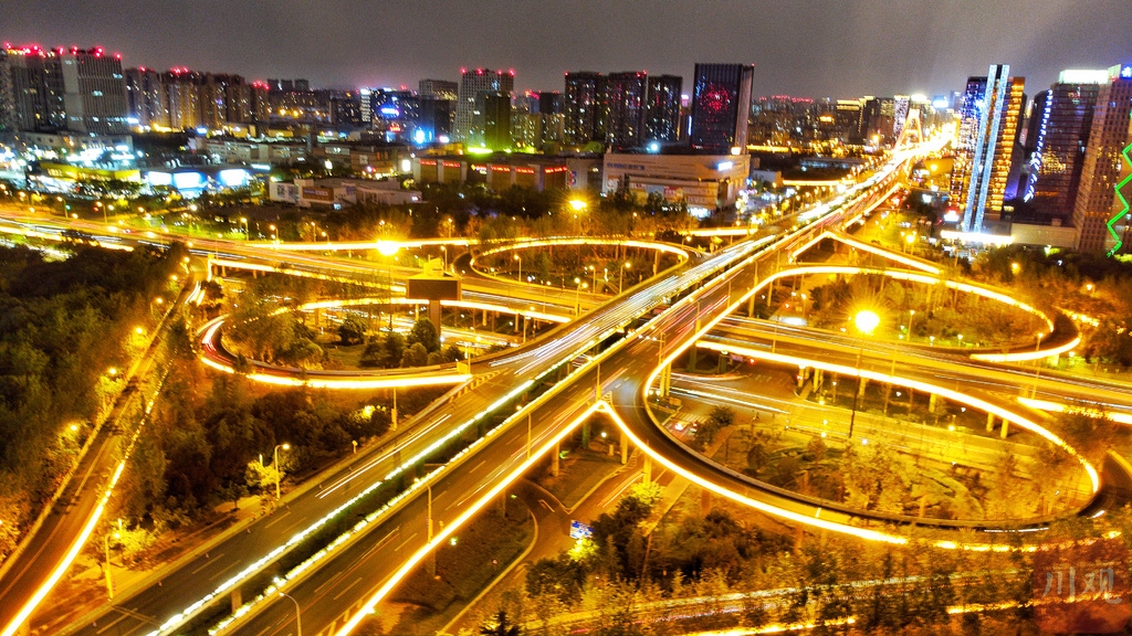 视频成都教师耗时四个月集齐成都立交桥最美夜景