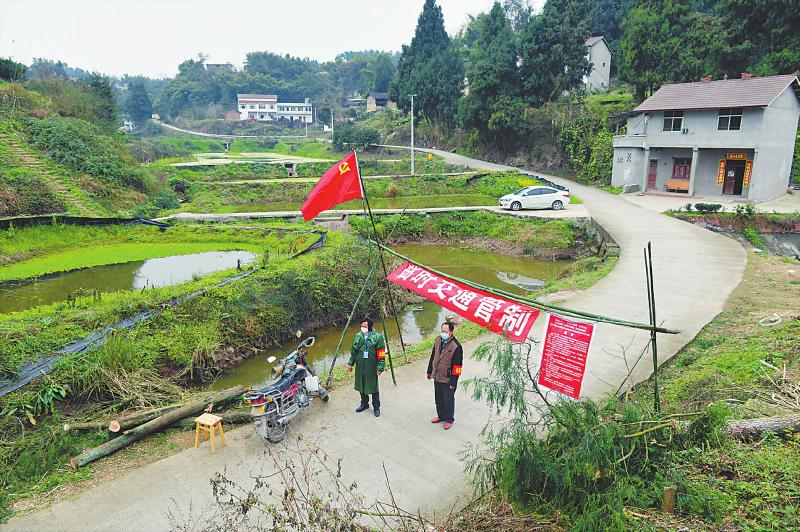 2月5日,内江市资中县球溪镇六角庙村村干部与村民,24小时在村口排查