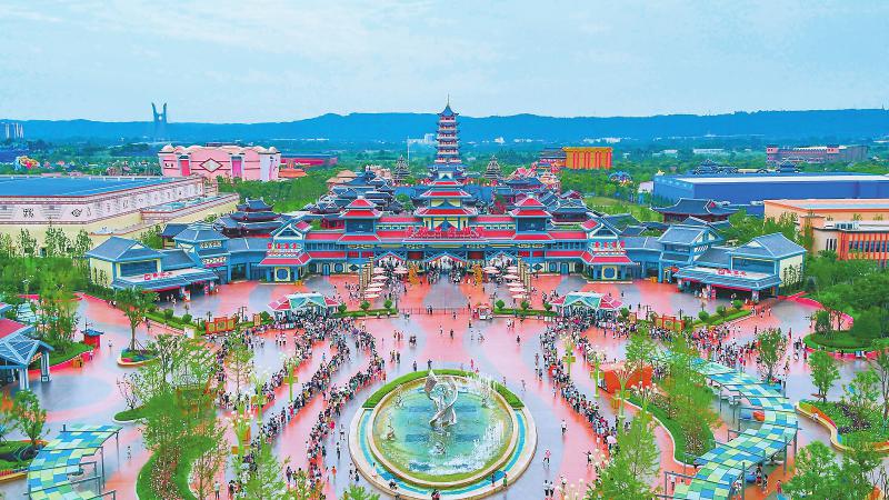 绵阳方特东方神画主题乐园全景.游客在中华洞天溶洞冲浪.江油窦圌山.