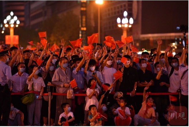 成都天府广场升国旗迎国庆,祝福祖国华诞!