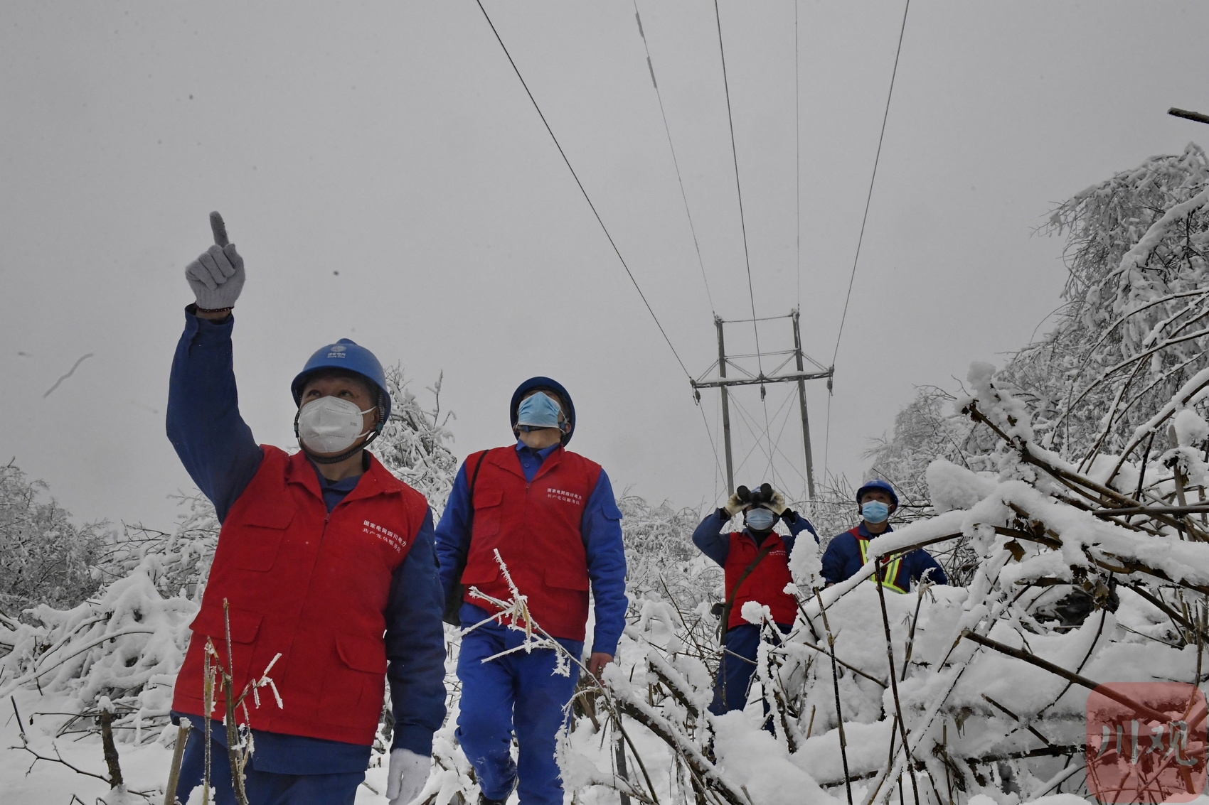 西岭雪山上电力工人踏雪巡线保供电