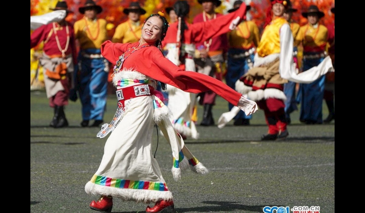 马尔康第八届嘉绒锅庄节：各族群众共舞吉祥 万人同唱歌颂祖国