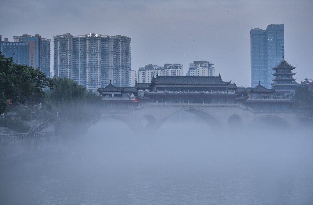 锦江烟雨濛濛 成都安顺廊桥彷如仙境