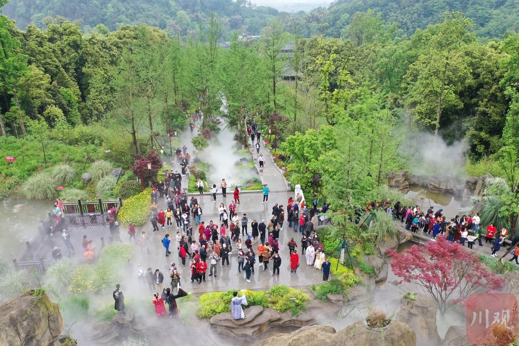 是彭祖的生活地和陵寢地,山上保留有彭祖墓,伏羲先天八卦圖,唐代石刻