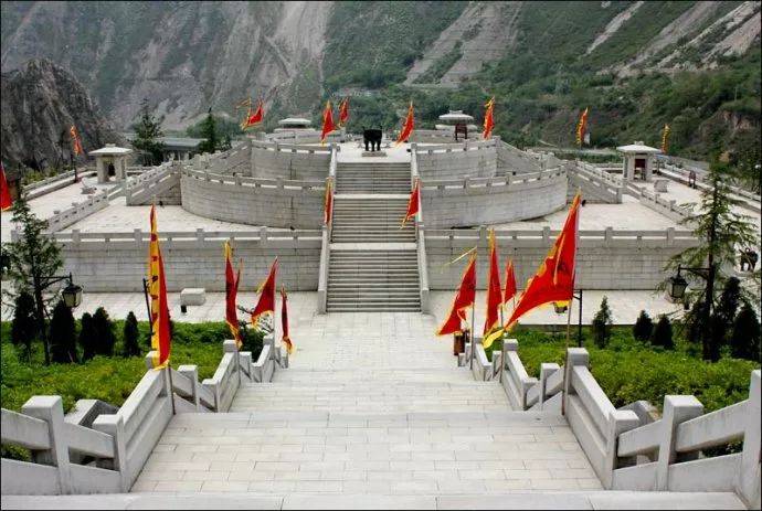 祭壇,仿成都古代羊子山土臺形式建造,上圓下方,祭臺正中採用五色土