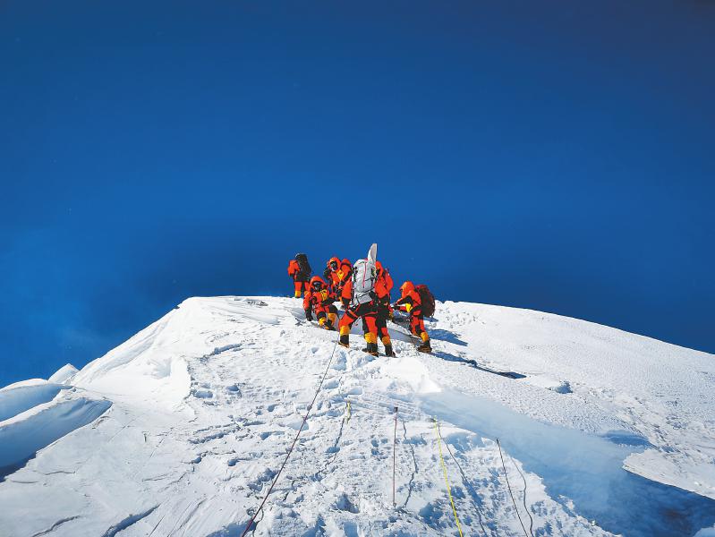 5月27日,2020珠峰高程测量登山队成功登顶 新华社特约记者 边巴 摄