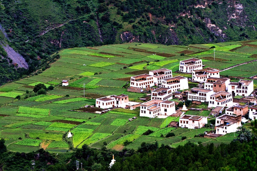 【风景名胜】_乡城县_甘孜州_市州地情_四川地情_四川省情网