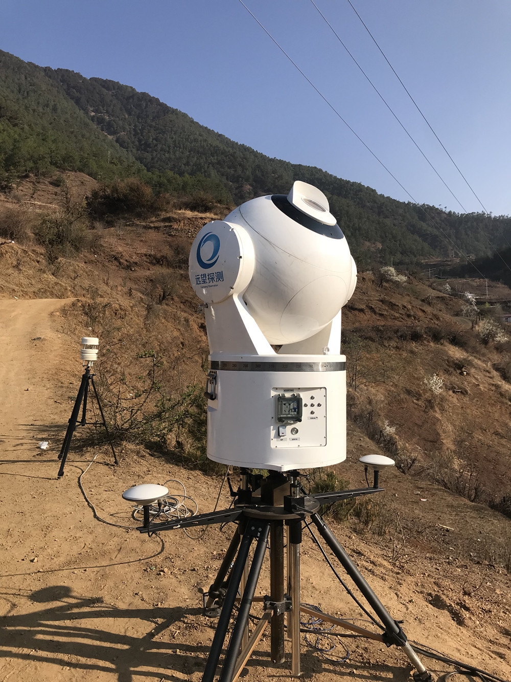 激光测风雷达小组在火场附近开展雷达测风工作,提供高空6公里以内的