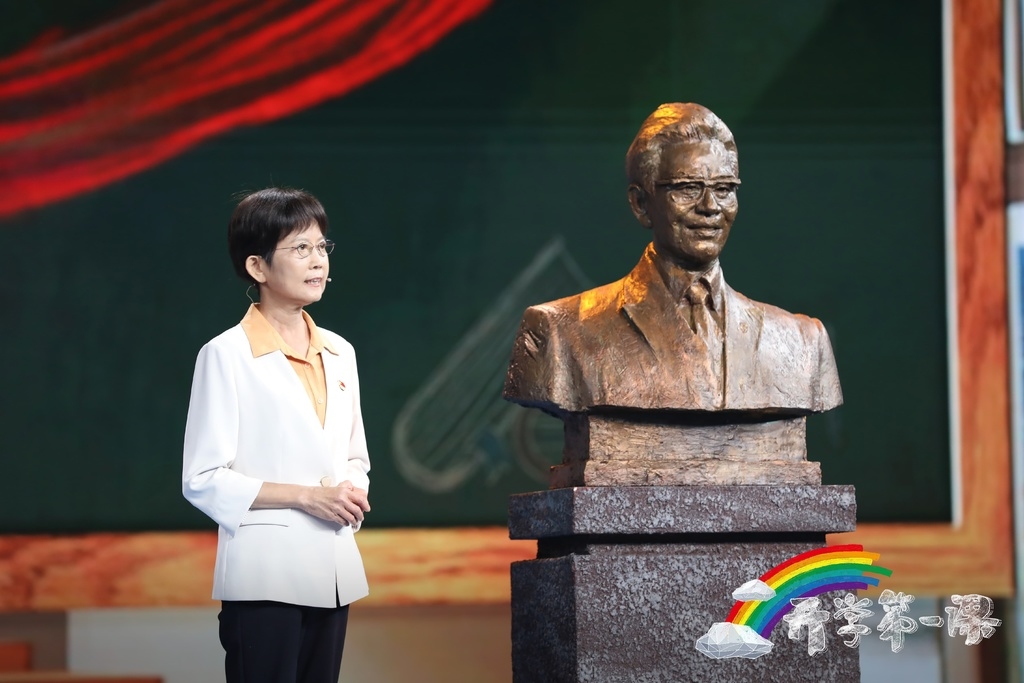 节目现场,彭洁还带来一份珍藏多年的手稿,里面短短几十个字,既是