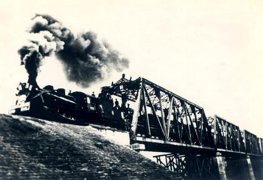 1952年7月1日成渝铁路通车,图为铁路正式开通(图片来源:央广网)