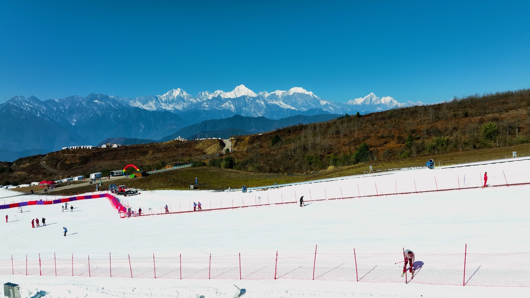 王岗坪景区在去年12月开业后,启动了"滑向贡嘎,雪战到底"冰雪季活动