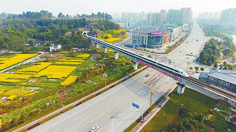 穿岳池县城而过的动车线路,拉近了成都与岳池的时空距离,让两地协作