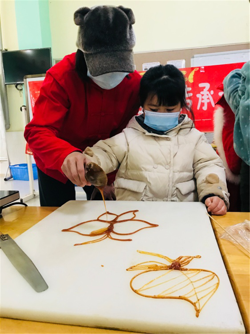 活动现场,糖画老师向大家讲解糖画的历史,用具,制作过程以及有趣的