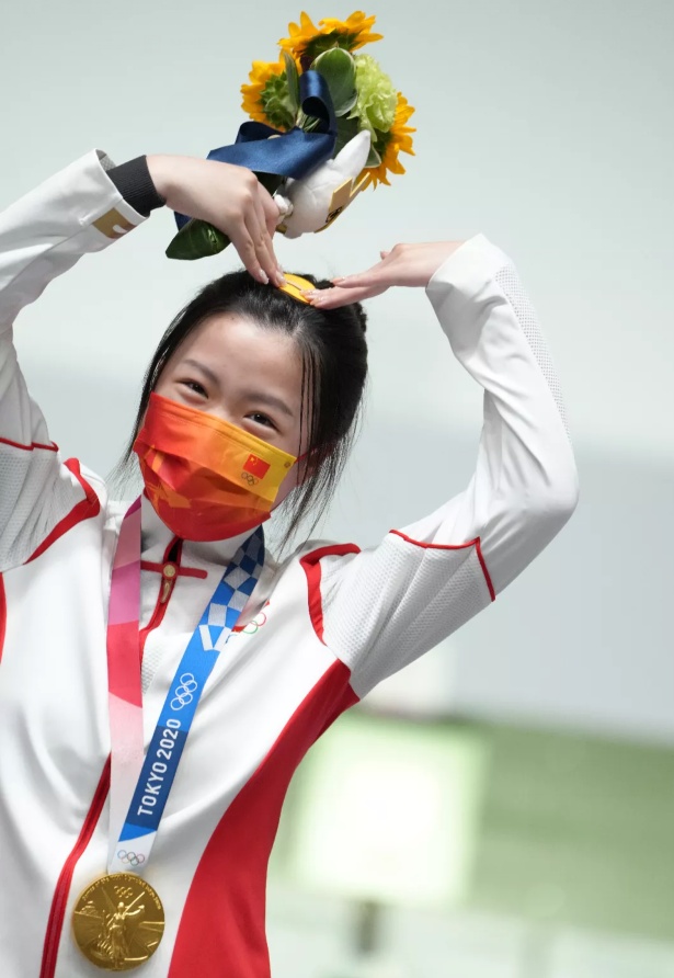 修长手臂在萌萌的小黄鸭发卡上在高高的奥运奖台李翔奥运舞台比心女孩