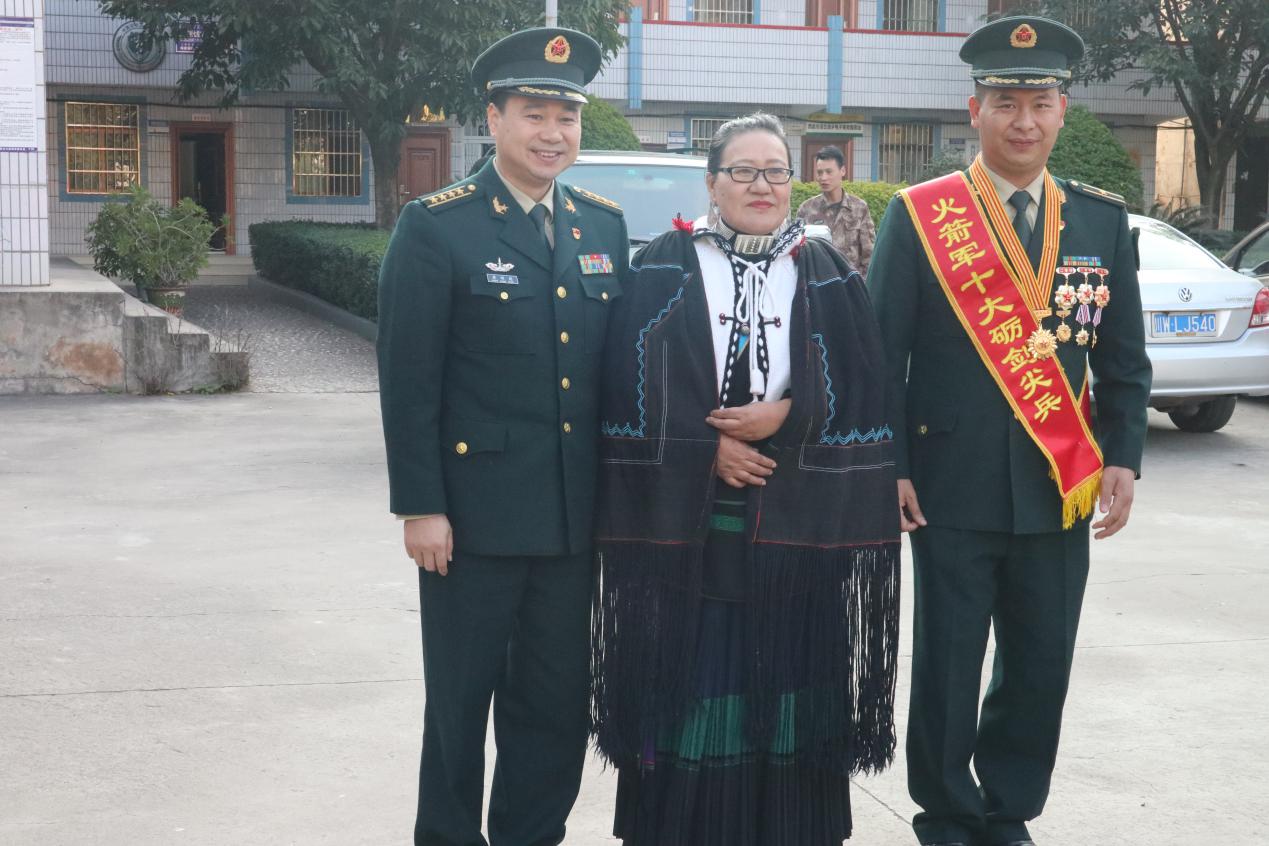 部队政治委员蒋刚彪向沙子呷同志颁发了喜报,凉山州退役军人事务局