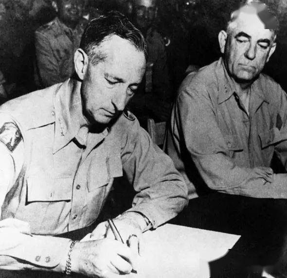 联合国军总司令克拉克在板门店正式签署停战协定