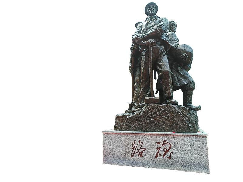 川藏公路博物馆前的『路魂』雕塑新华社记者胡旭摄