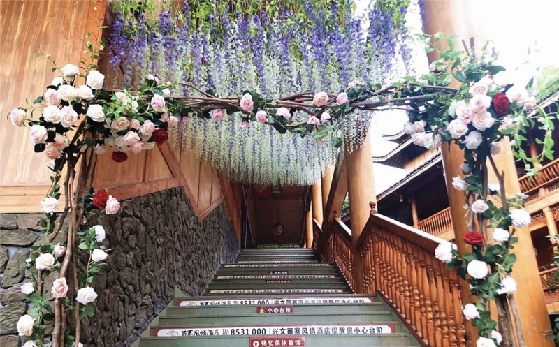 兴文县打造苗城印象商业街网红打卡长廊