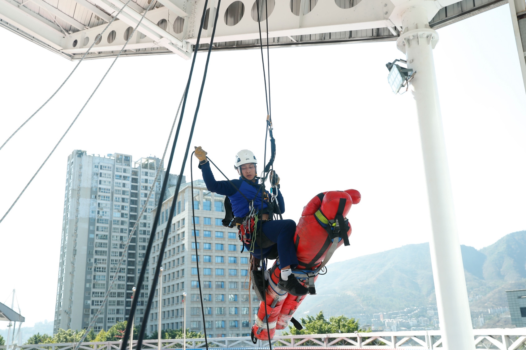 c视频身处高空绳索掌控带你揭秘攀西地区首支速降神兵队伍