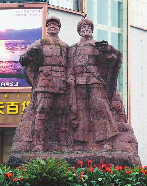 位于西昌市月城广场附近的彝海结盟纪念碑.李结义摄(视觉四川)