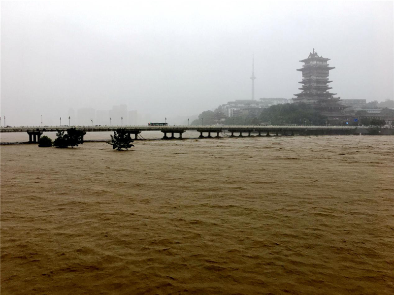 暴雨升级绵阳全市上下众志成城抗洪抢险