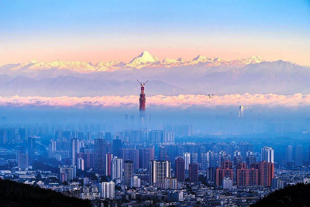 文史英华读城穿阅成都天际线易旭东导游雪山下的公园城市