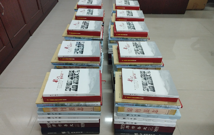 绵竹市党史市志研究室向四川省方志馆高校分馆捐赠史志成果