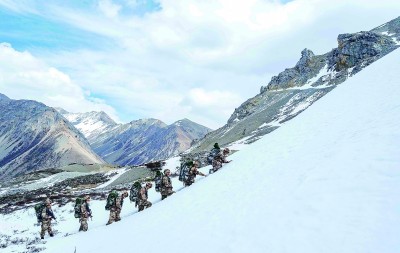 巡逻在藏东雪域高原