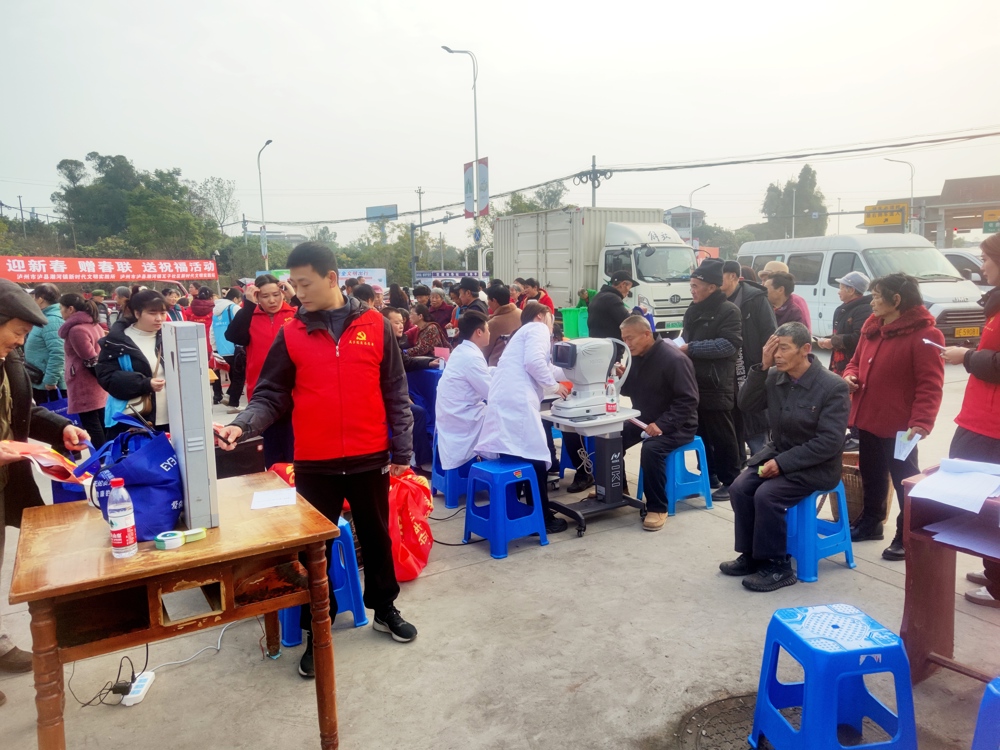 泸县潮河镇社区志愿者和医生正在为返乡农民工及其留守家人开展免费健康检查