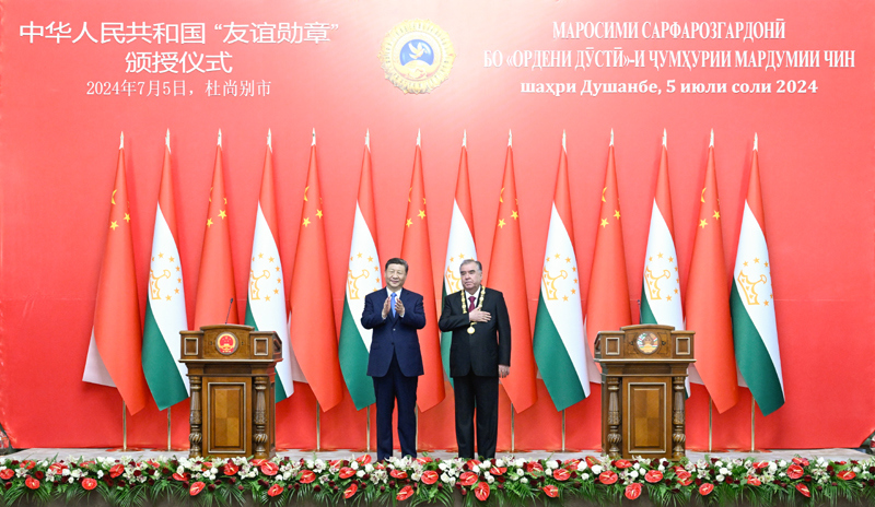 习近平向塔吉克斯坦总统拉赫蒙颁授“友谊勋章”「相关图片」