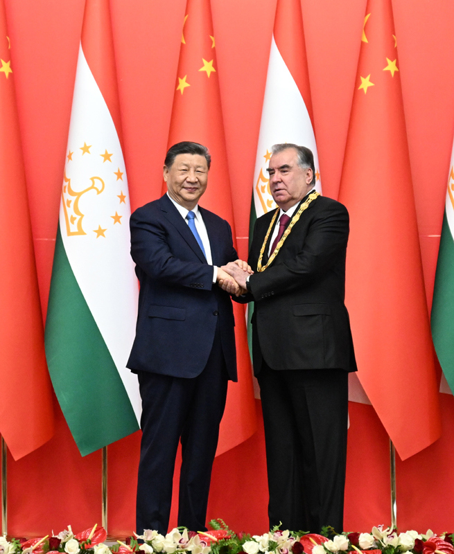 习近平向塔吉克斯坦总统拉赫蒙颁授“友谊勋章”「相关图片」