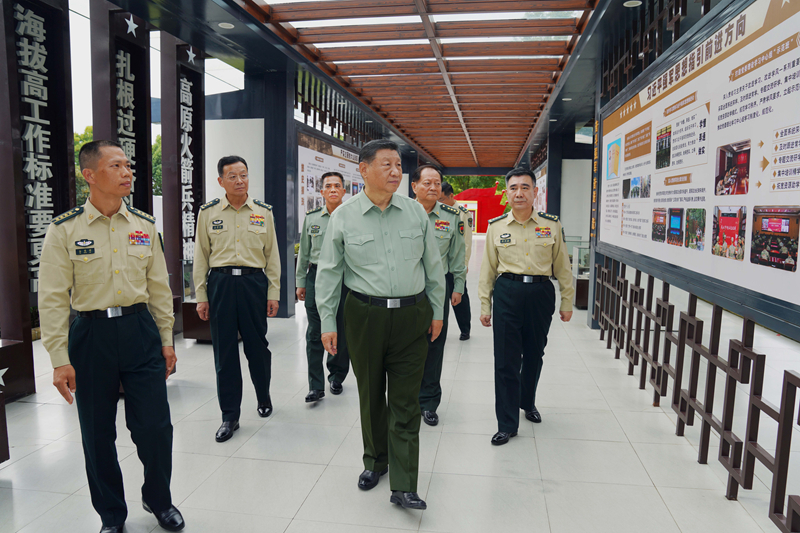 习近平在视察火箭军某旅时强调
坚持政治引领 强化使命担当 埋头苦干实干
提升战略导弹部队威慑和实战能力「相关图片」