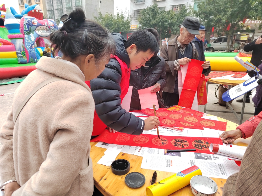 泸县方洞镇组织“妙笔书春联,祝福送万家”活动