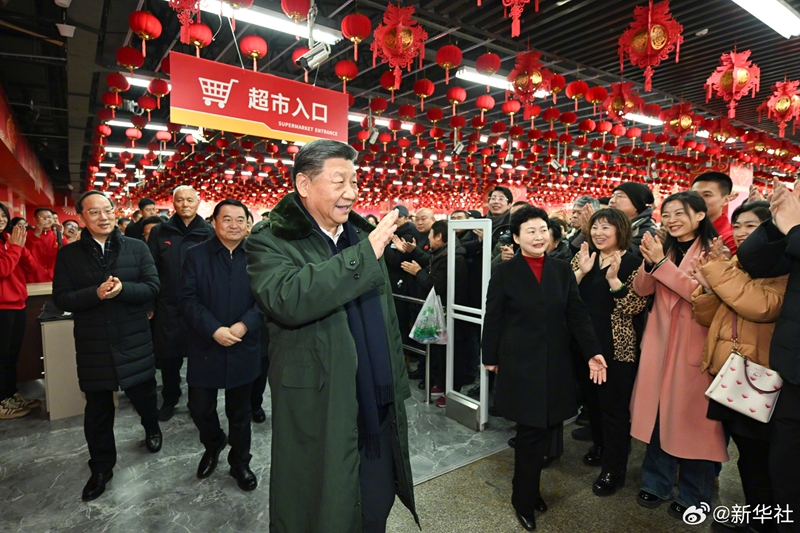 习近平察看春节市场供应：希望你们的生活像糖果一样甜甜美美「相关图片」