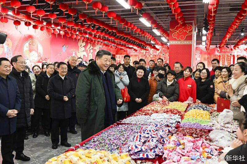 习近平察看春节市场供应：希望你们的生活像糖果一样甜甜美美「相关图片」