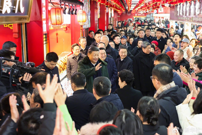 习近平察看春节市场供应：希望你们的生活像糖果一样甜甜美美「相关图片」