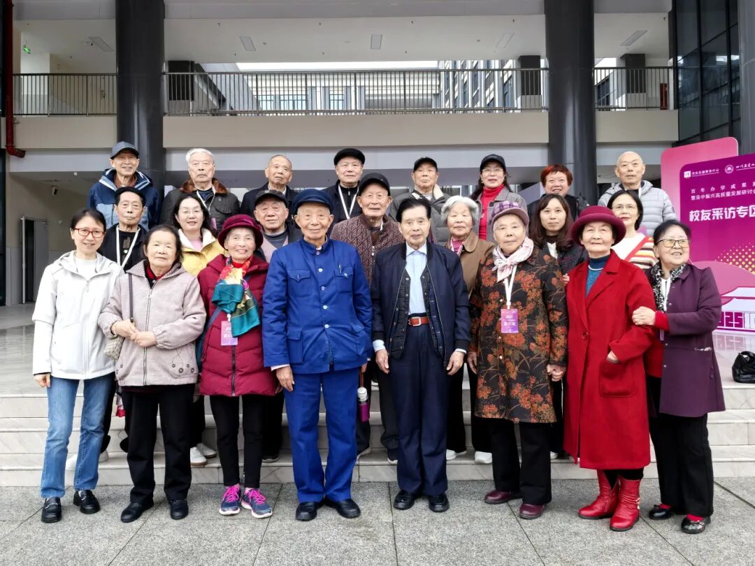 4.营山中学初1957届、高1960届赴校庆校友团及陪伴亲人集体合影(向海燕 摄).jpg