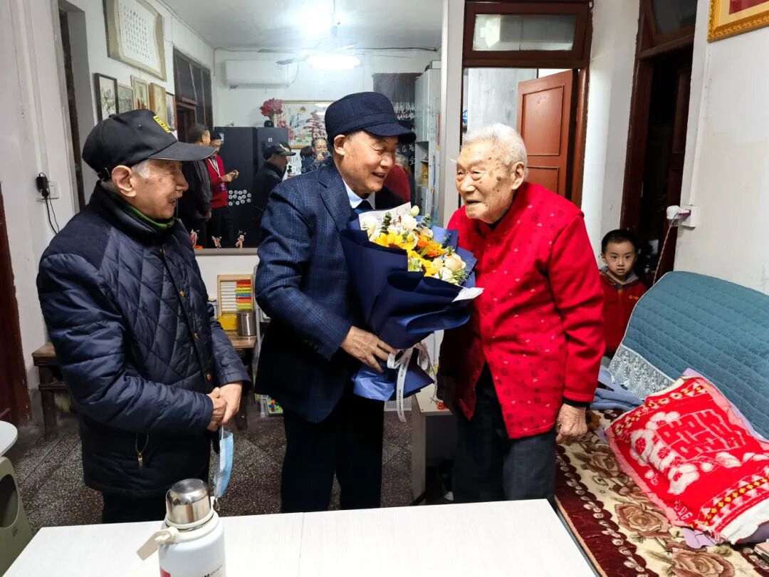 学生赵彻终易炳荣看望101岁恩师蔡松柏先生（杨明强 摄）1.jpg