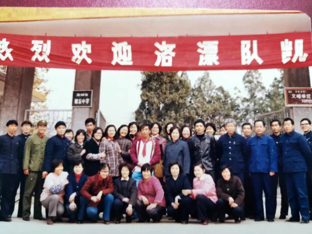 李维民(站立第一排中戴红领巾者)荣归学校(李维民 供图).jpg