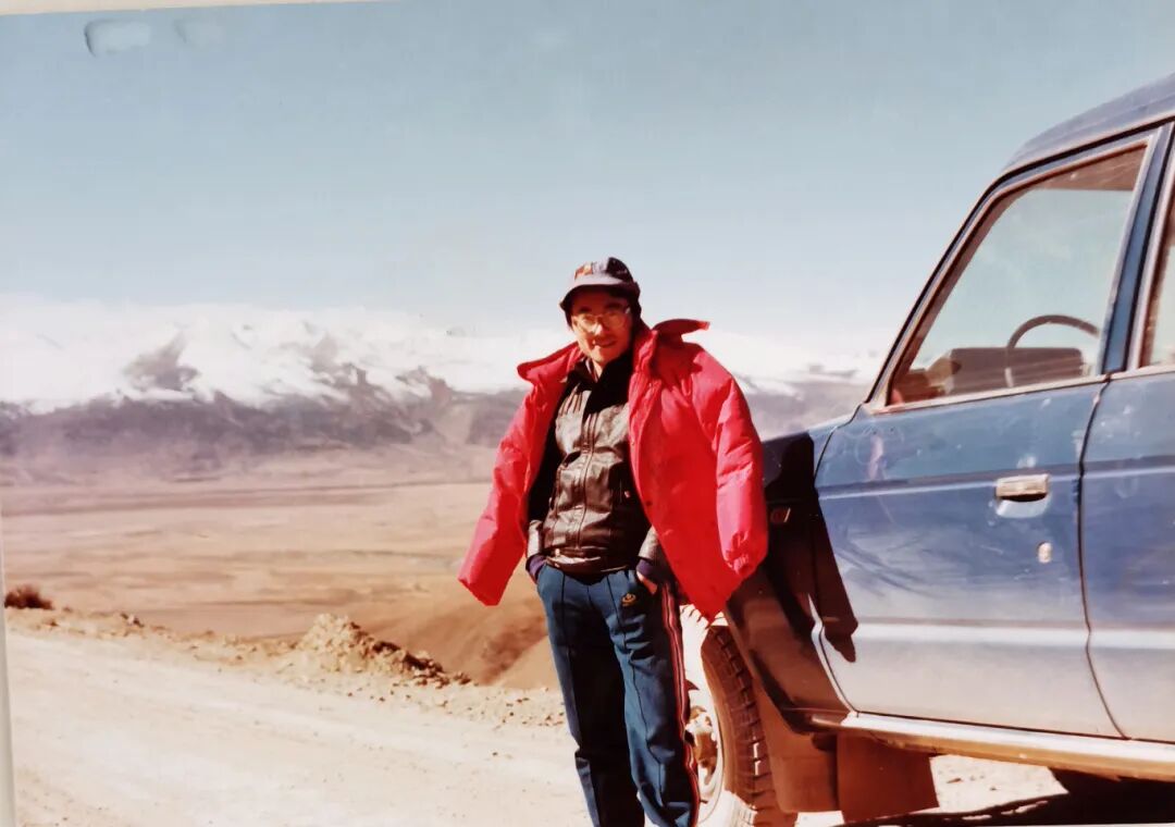 本文作者奉友湘在赴巴塘途中.jpg