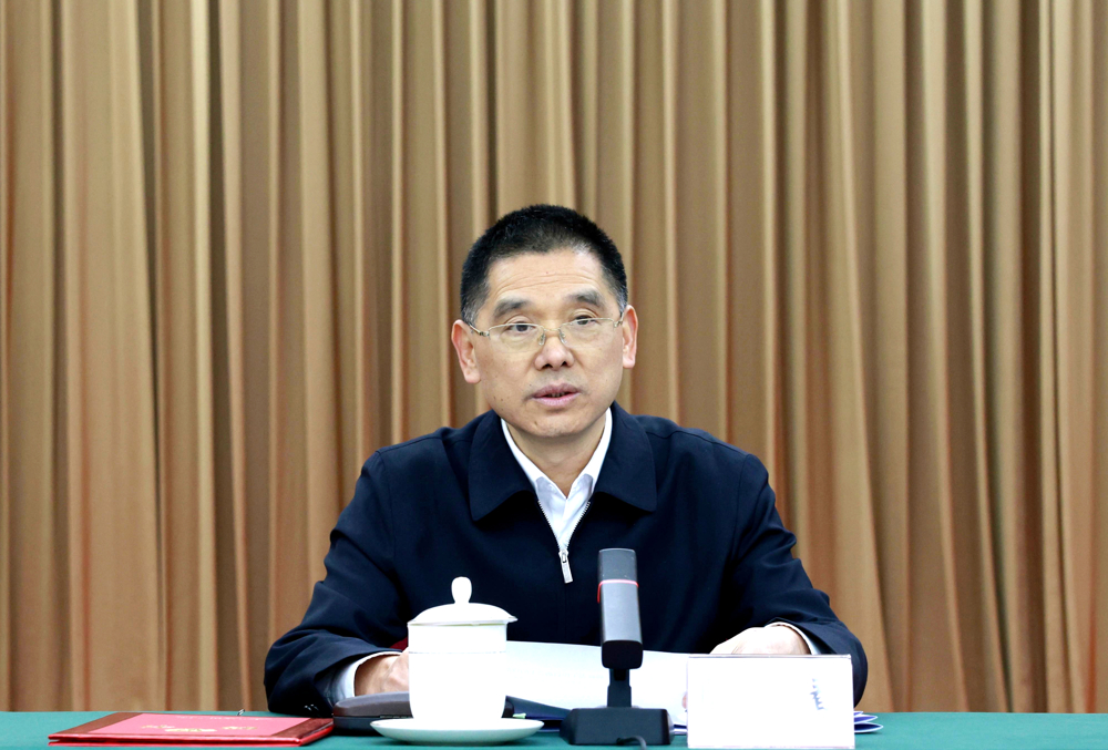 2025年12月18日上午，德阳市召开第三轮修志启动会，省地方志工作办公室党组书记、主任陈建春出席会议并讲话（洪意 摄，图源：德阳市新闻传媒中心）