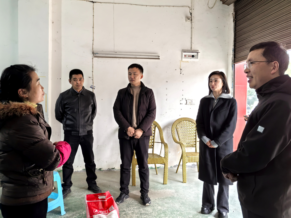 慰问组走进泸县嘉明镇罗桥村“先大姐”（左一）家开展慰问