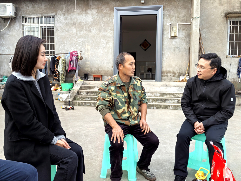 慰问组走进泸县嘉明镇石燕村“老张”（右二）家开展慰问