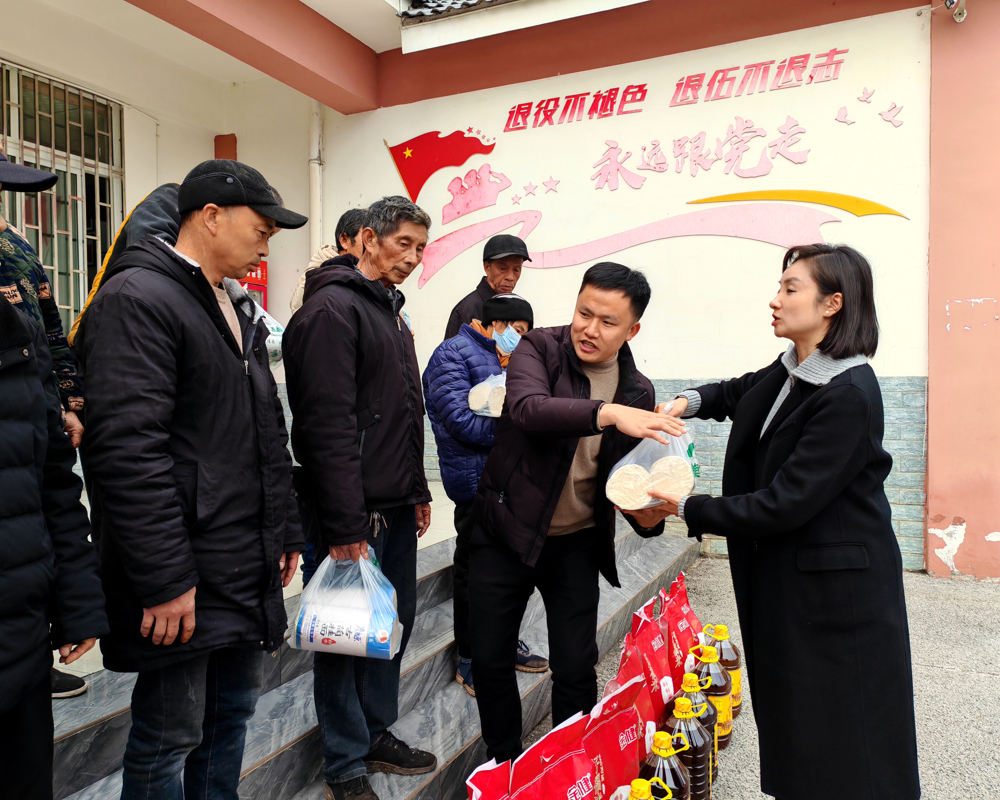 慰问组在泸县嘉明镇秀水社区向困难农民工代表送上暖心生活用品