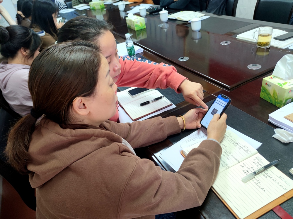 泸县奇峰镇劳务经纪人通过手机端学习“蜀我·会找活”数智平台工单流转