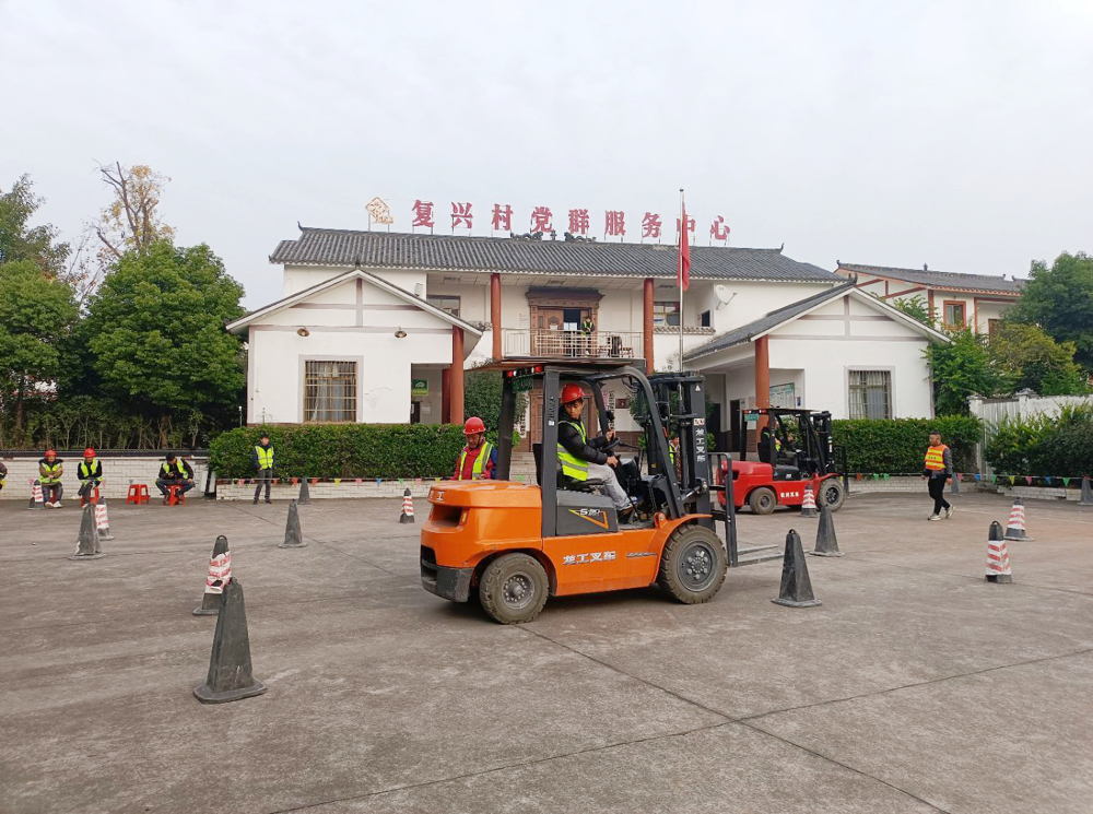 泸县2025年今冬明春返乡农民工叉车技能培训4