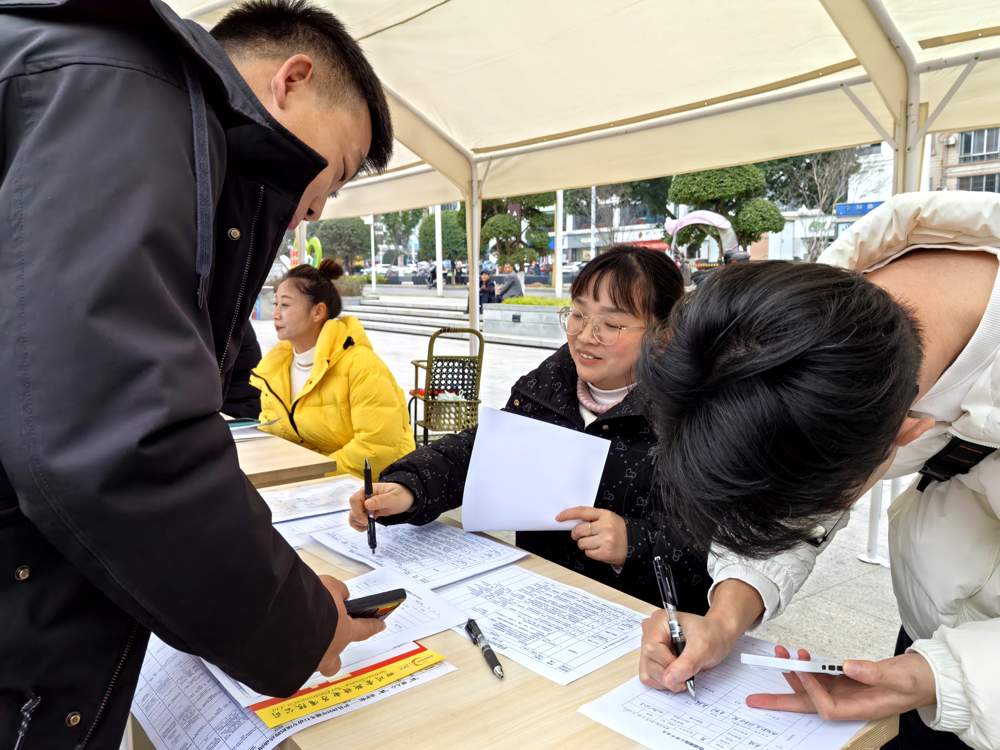 泸县举办2025年“暖冬行动”专场招聘会9