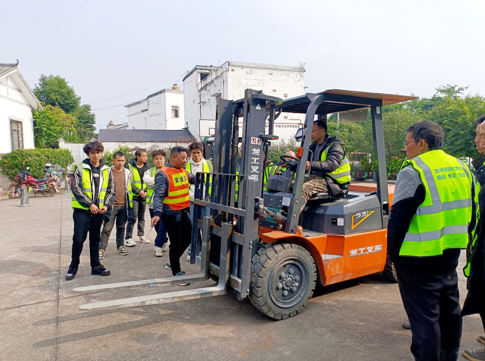 泸县2025年今冬明春返乡农民工叉车技能培训3